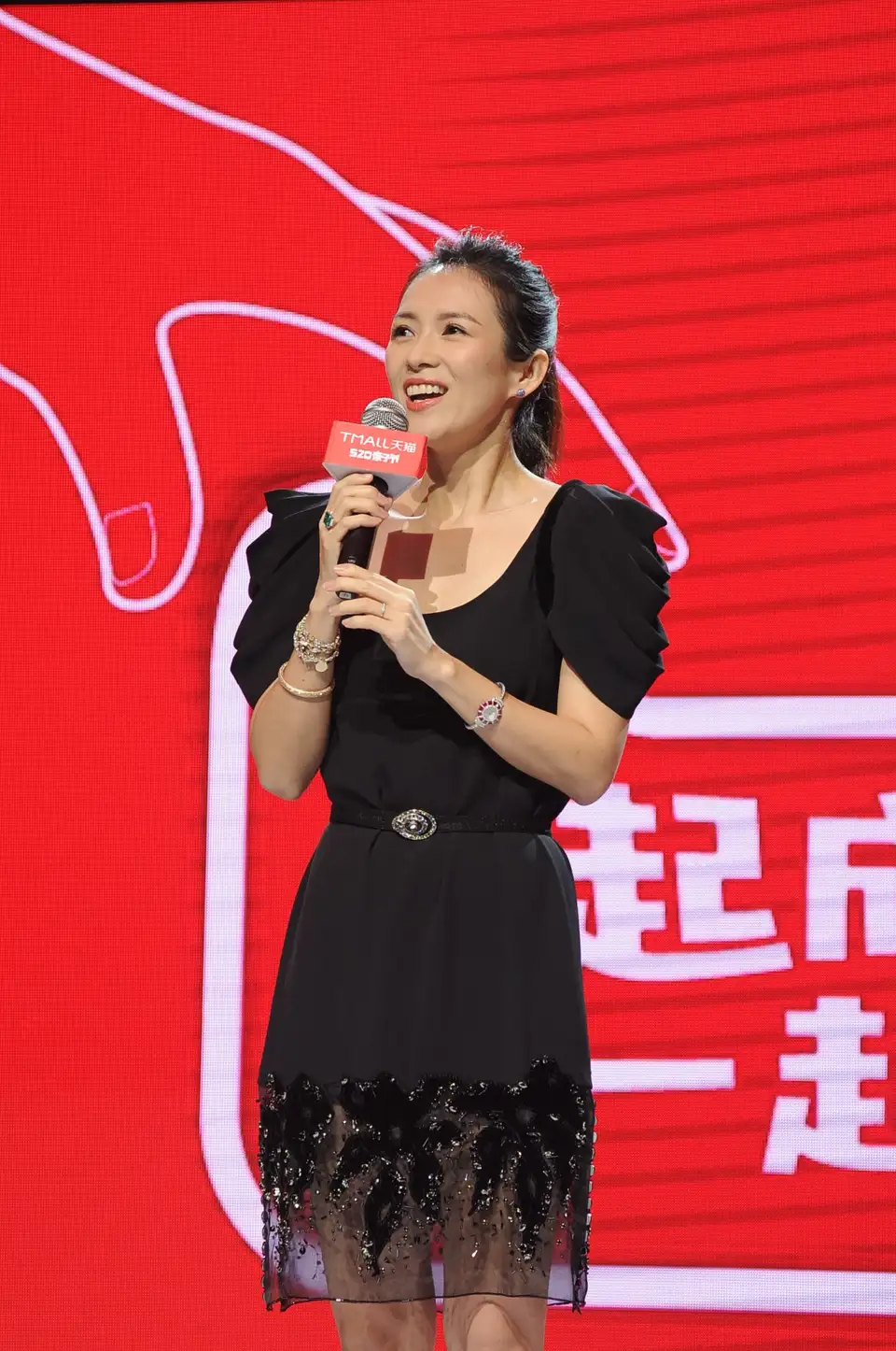 章子怡 活动生图 黑色U领连衣短裙[105P 131M]夸克