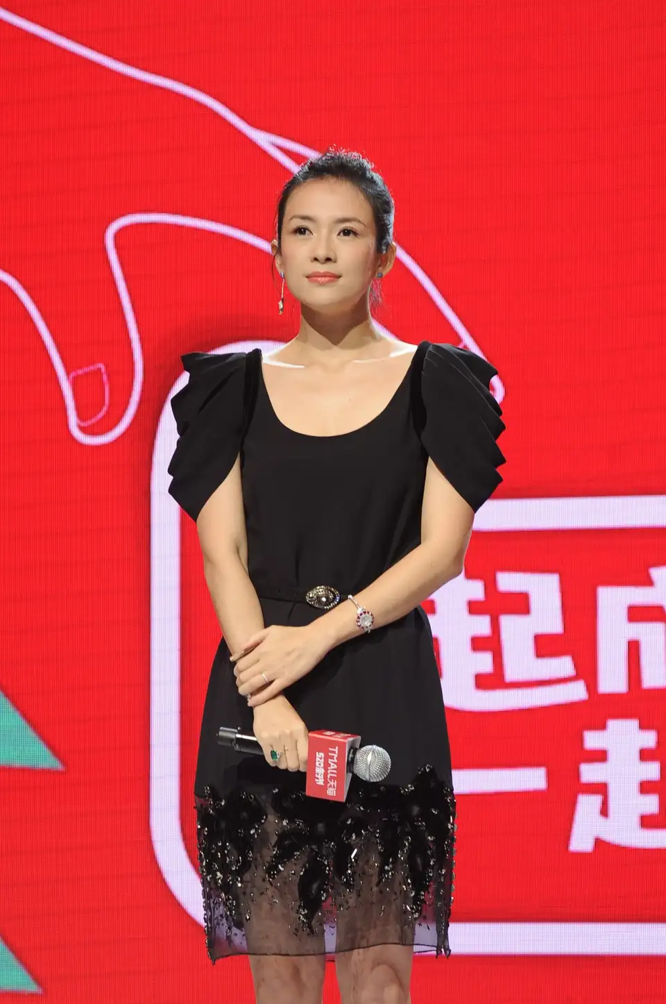 章子怡 活动生图 黑色U领连衣短裙[105P 131M]夸克