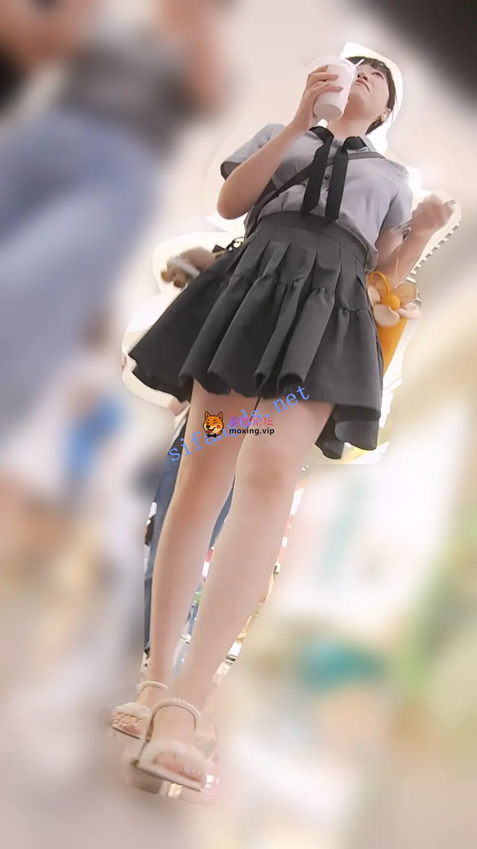 『D·D』-155-百褶裙都市女郎，细长白美腿美脚，浅黄内【1V+2.92G-百度】