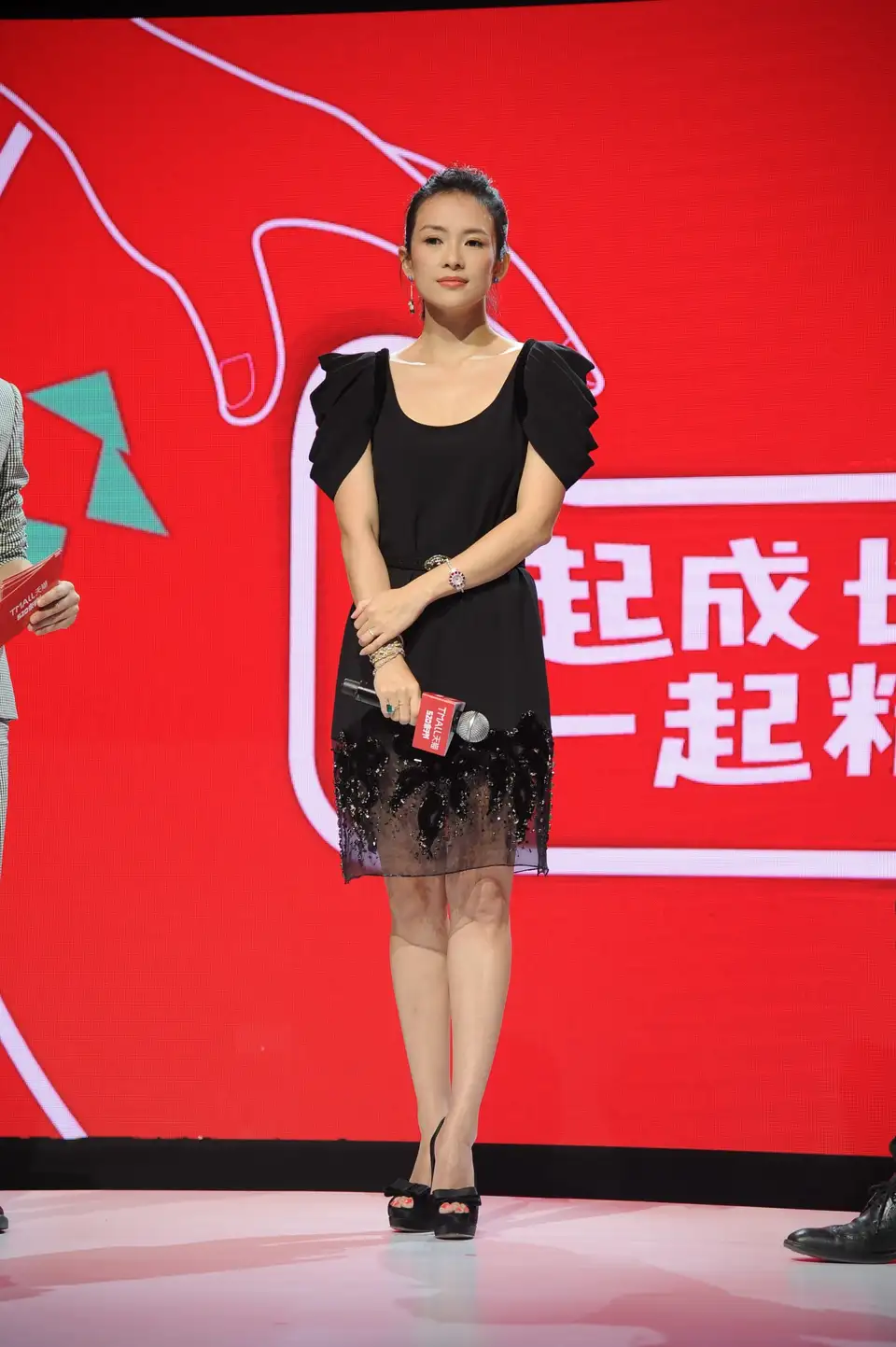 章子怡 活动生图 黑色U领连衣短裙[105P 131M]夸克