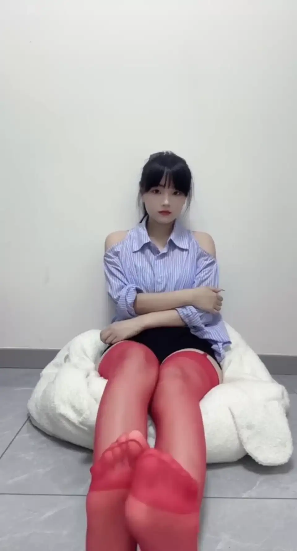 [转载搬运] ASMR 米米 R_E_STUDIO 新买的袜子 [1v+282m][百度盘]