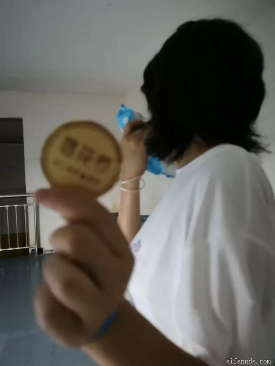 [自拍] [自行打包] 【摄影师寻花郎】网约06年艺校美乳学妹拍写真顺便干一炮 [1v+469m][百度盘]