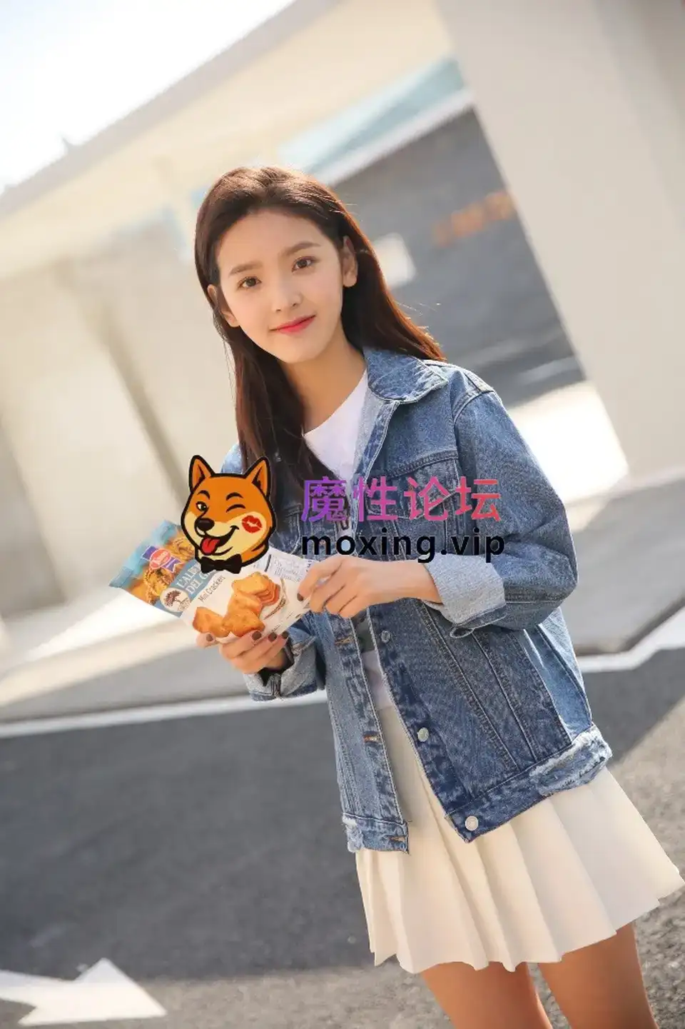 [夸克]章若楠 户外生图 牛仔外套白色百褶短裙[55P 144M]