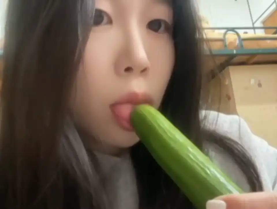 昕昕子的助眠窝_舔黄瓜上的酸奶吞吐黄瓜+亲舔含黄瓜10min舔屏 2V253M百度盘