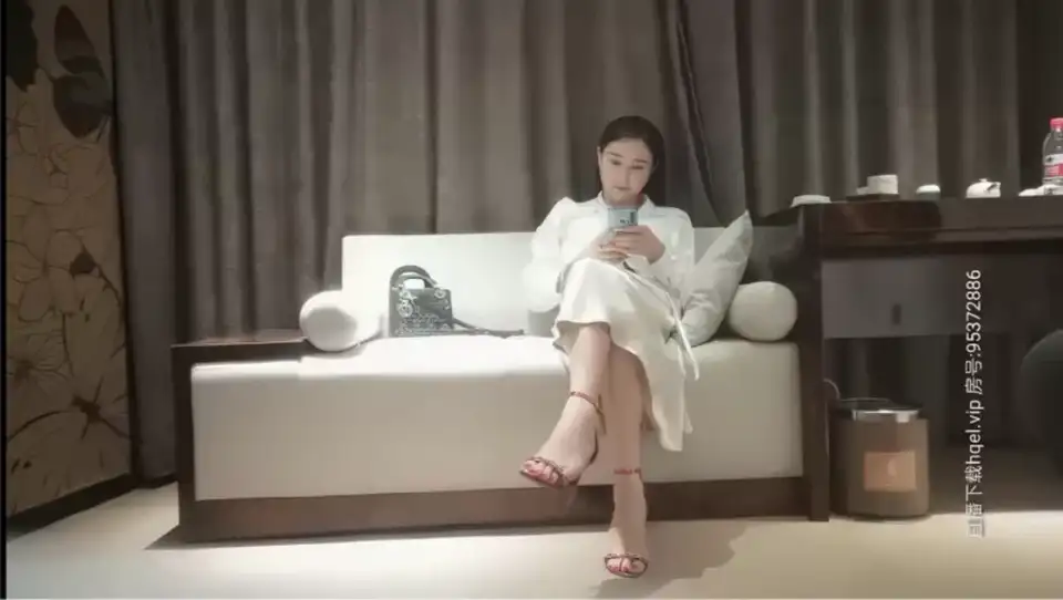 [91大神] [转载搬运] 小宝寻花之睡裙红色高跟鞋小宝竟想走后门 [1v+6.39g][百度盘]