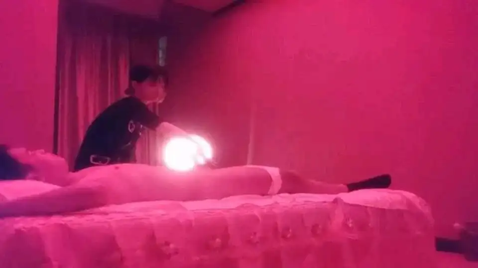 [国产] [转载搬运] 杰哥探花按摩店的苗条黑丝女技师按摩温情挑逗舔乳抓龙筋全程双重刺激撸射 [1V+1.95G][磁力链接]
