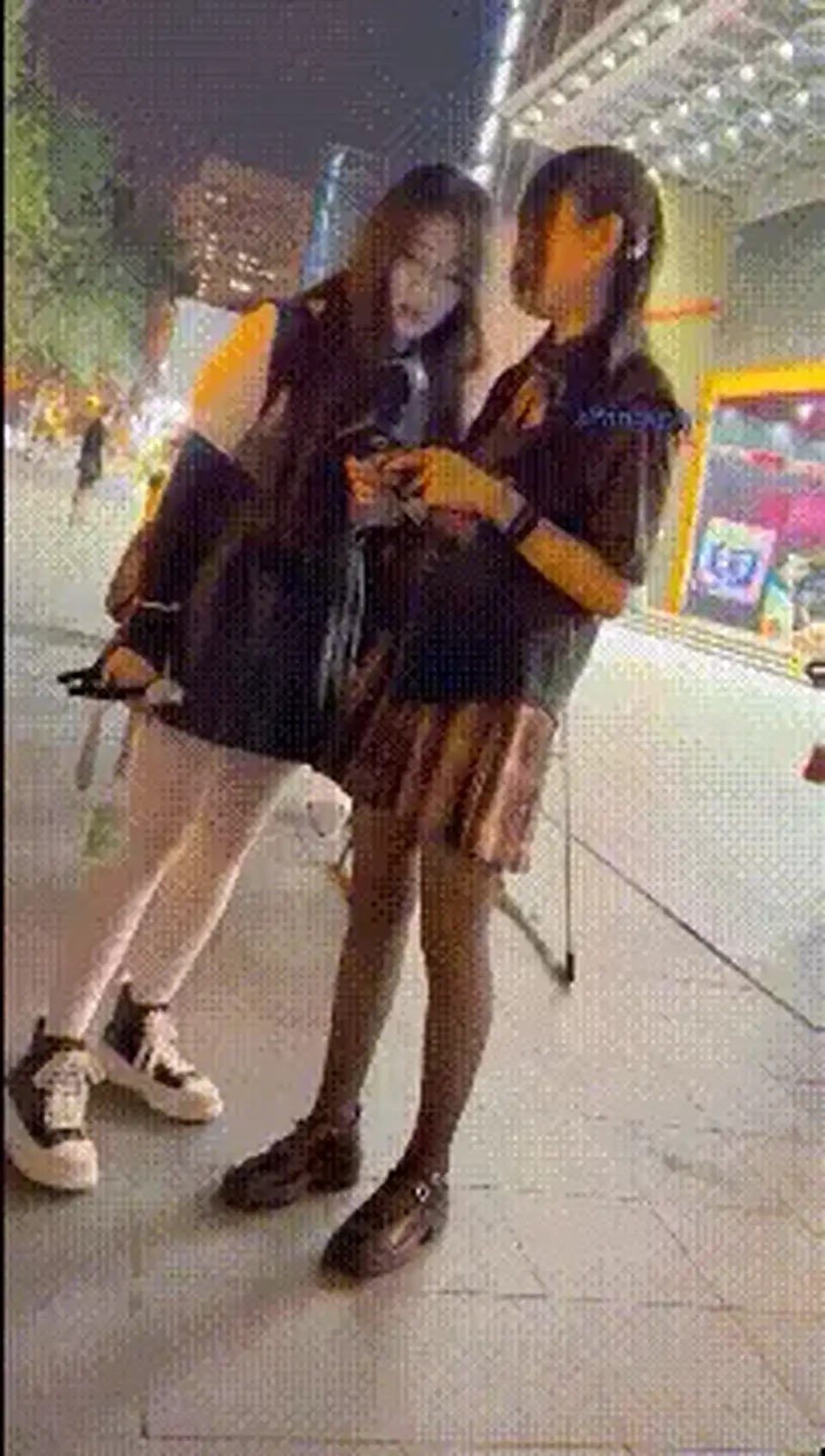 [美女御姐] [转载搬运] 跟随偷窺jk漂亮小姐姐 黑絲白絲兩閨蜜一起抄了 白騷丁卡_ [2+684 MB][磁力链接]