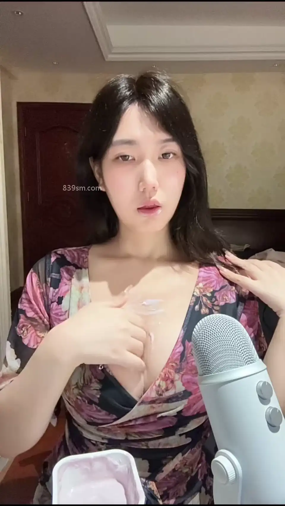 [转载搬运] ASMR 小羽 R_E_STUDIO 酸奶舔食音 [1v+83m][百度盘]