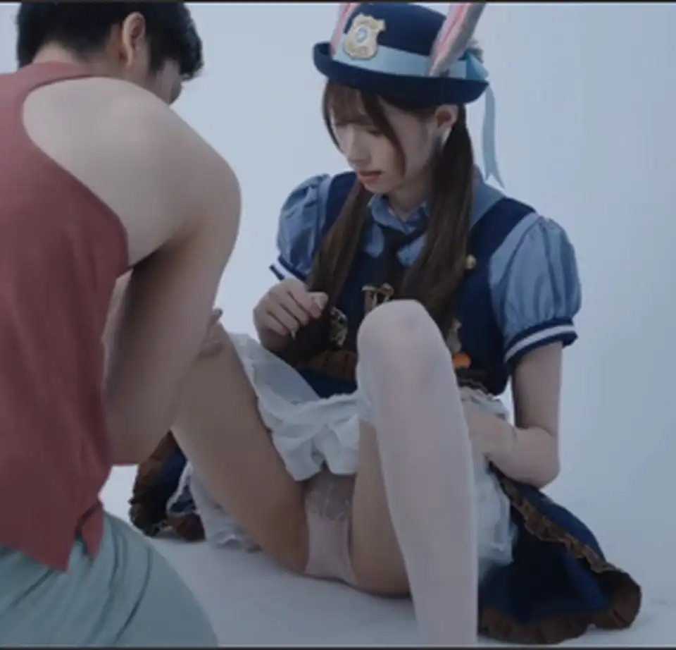 纱季拍摄写真被摄影师床上抽插1v600mb