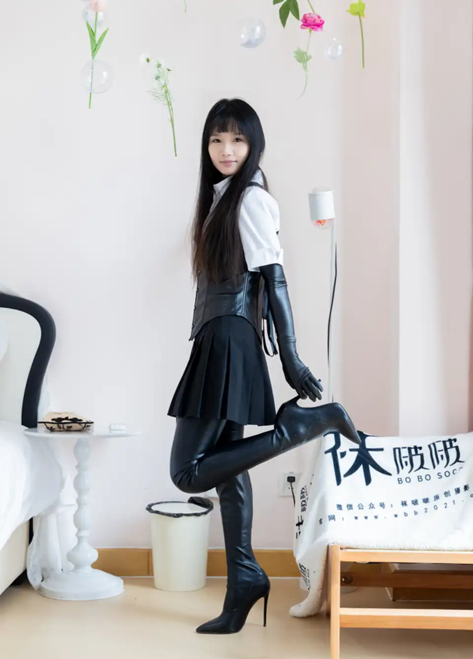 袜啵啵 – 甜甜圈 – 高跟长靴皮裤 厚黑丝五指袜 【144P1V1.25G】