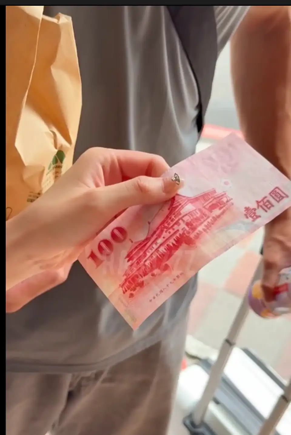 约炮大神-萝卜糕加炼乳 (radiizzz)-10.29 路上两个反差女搭讪小哥哥给100块给男生来双飞一天(1V2.45G)