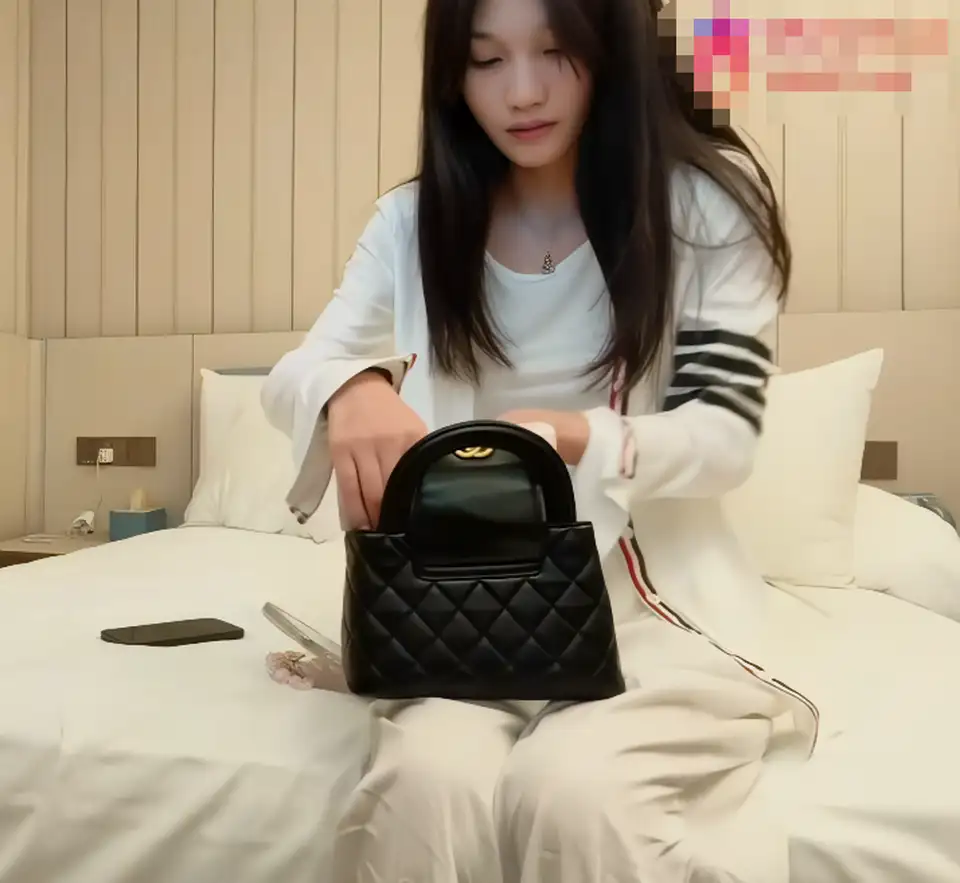 【战神强哥】约操07年在校高中生还在学校上课来的时候还带了jk小女孩脾气有点古怪