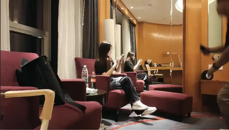 [91大神] [转载搬运] 小宝寻花极品颜值甜美大圈外围妹子性感睡衣露出奶子侧入抽出骑乘猛操晃动奶子 [1v+5.3g][百度盘]