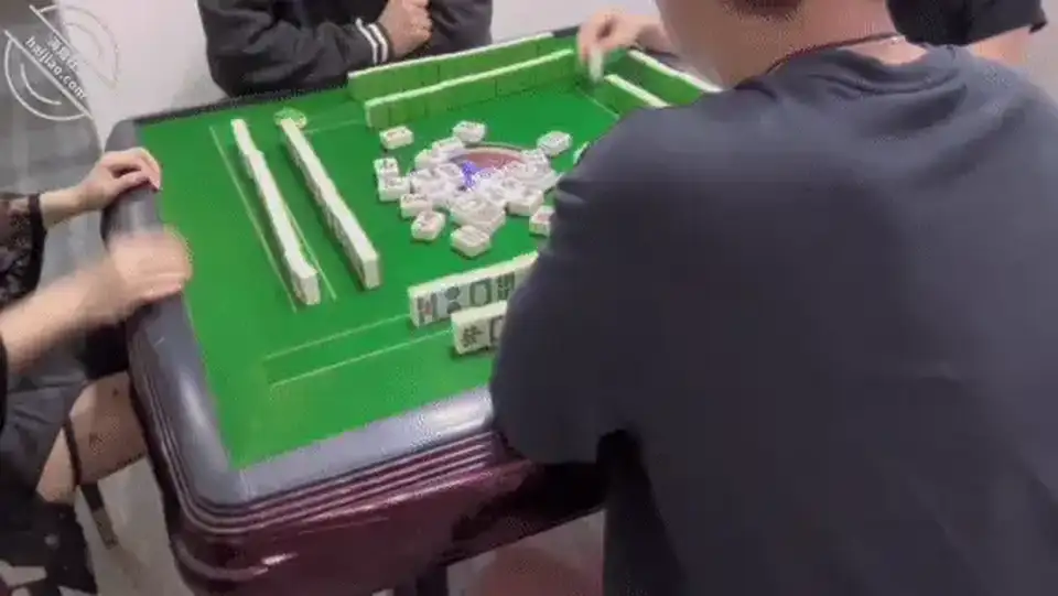 [自拍] [自行打包] 家庭乱伦海角大神和丈母娘打麻将竟然在桌底用脚引_ [1v+323M][百度盘]