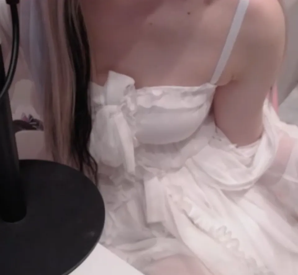 12_26【実写_耳舐め】真っ白ドキドキ可愛い部屋着で耳舐め 1V948M百度盘